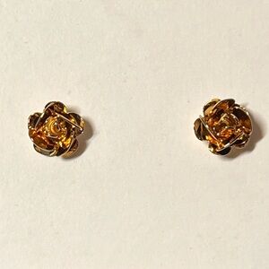 New vintage Avon Flower-shaped stud earrings. Gold-tone metal. 1970. Sweet studs